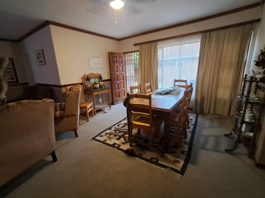 5 Bedroom Property for Sale in Langenhovenpark Free State